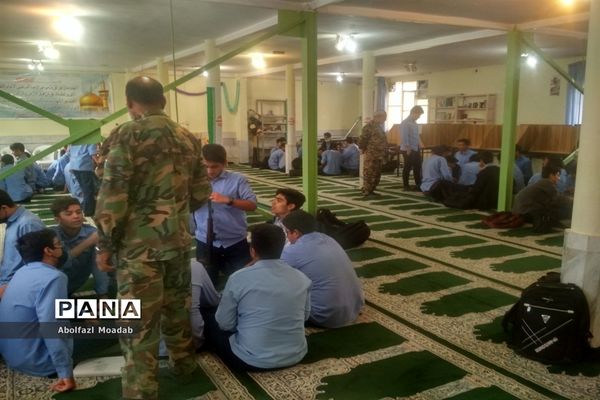 کلاس آموزشی عملی اسلحه‌شناسی در دبیرستان نمونه آیت الله خامنه‌ای کاشمر