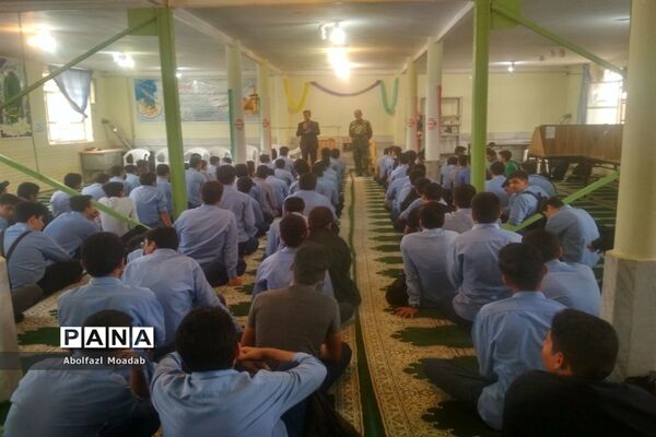 کلاس آموزشی عملی اسلحه‌شناسی در دبیرستان نمونه آیت الله خامنه‌ای کاشمر