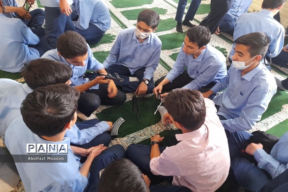 کلاس آموزشی عملی اسلحه‌شناسی در دبیرستان نمونه آیت الله خامنه‌ای کاشمر
