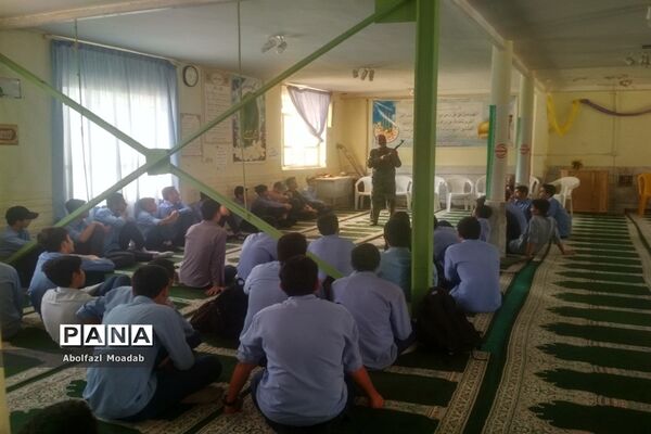 کلاس آموزشی عملی اسلحه‌شناسی در دبیرستان نمونه آیت الله خامنه‌ای کاشمر