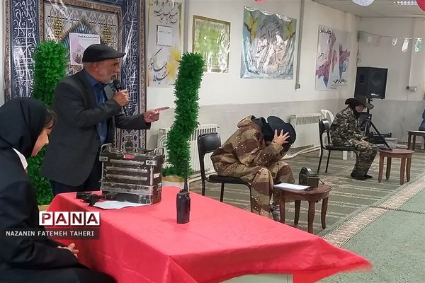 اجرای نمایش شکست آمریکا در صحرای طبس