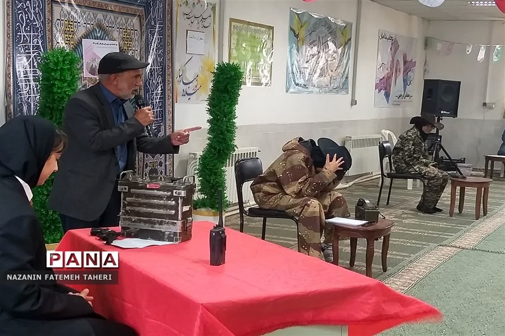 اجرای نمایش شکست آمریکا در صحرای طبس