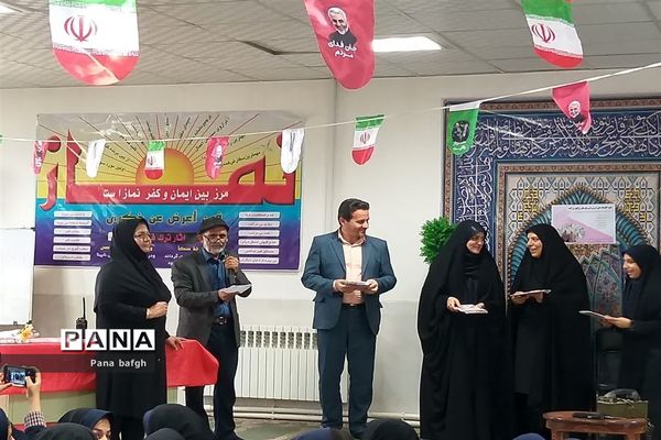 اجرای نمایش شکست آمریکا در صحرای طبس