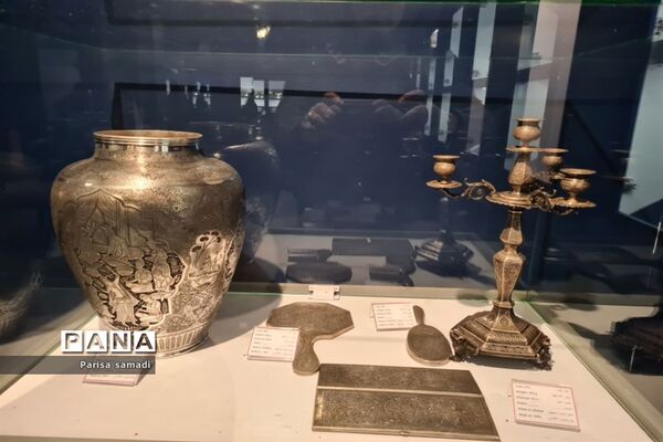 بازدید دانش‌آموزان دبیرستان فرهنگ ۱۳ از باغ موزه نگارستان