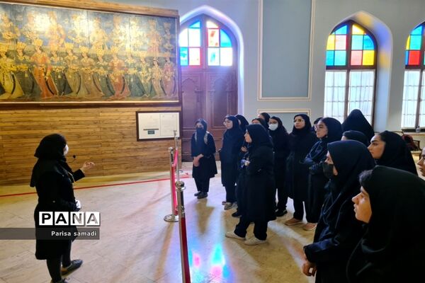 بازدید دانش‌آموزان دبیرستان فرهنگ ۱۳ از باغ موزه نگارستان