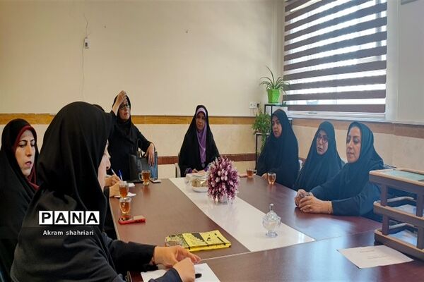 بازدید مشاوران مدارس ملارد از هنرستان کار دانش کبری زرگران