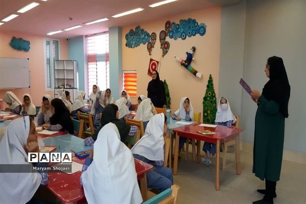 بازدید دانش‌آموزان دبستان دخترانه اندیشه ناحیه یک یزد از کتابخانه مرکزی