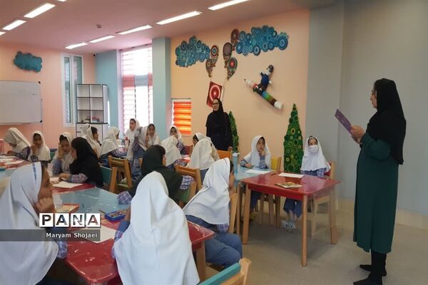 بازدید دانش‌آموزان دبستان دخترانه اندیشه ناحیه یک یزد از کتابخانه مرکزی