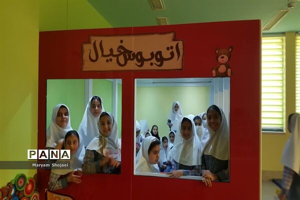 بازدید دانش‌آموزان دبستان دخترانه اندیشه ناحیه یک یزد از کتابخانه مرکزی