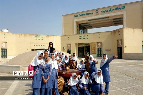 بازدید دانش‌آموزان دبستان دخترانه اندیشه ناحیه یک یزد از کتابخانه مرکزی