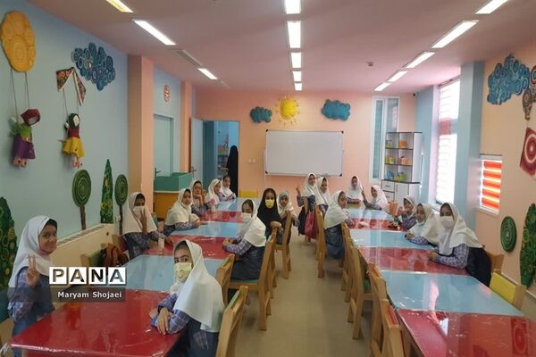 بازدید دانش‌آموزان دبستان دخترانه اندیشه ناحیه یک یزد از کتابخانه مرکزی