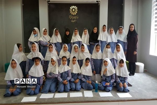 بازدید دانش‌آموزان دبستان دخترانه اندیشه ناحیه یک یزد از کتابخانه مرکزی