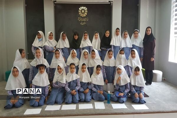 بازدید دانش‌آموزان دبستان دخترانه اندیشه ناحیه یک یزد از کتابخانه مرکزی