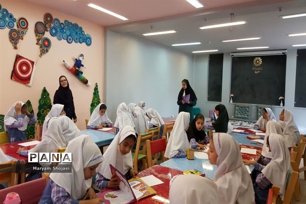 بازدید دانش‌آموزان دبستان دخترانه اندیشه ناحیه یک یزد از کتابخانه مرکزی
