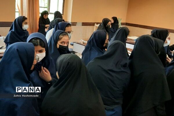 بازدید دانش‌آموزان دبیرستان عفت آهنگری از هنرستان ایثار در هفته گرامیداشت مشاغل
