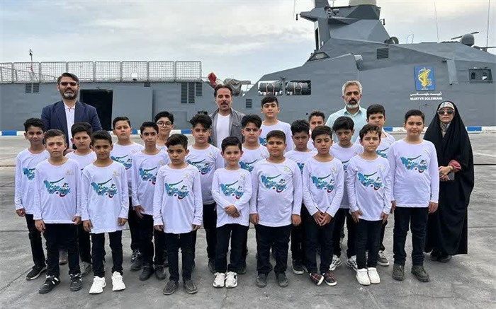 اجرای گروه سرود دانش‌آموزی قم بر روی عرشه ناو شهید سلیمانی