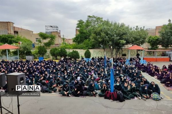 مراسم تجلیل ازدانش‌آموزان برترآموزشگاه ام‌ابیها(س) اسلامشهر