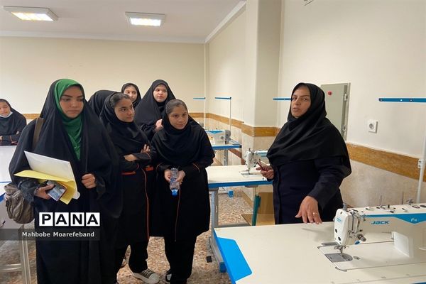 بازدید دانش‌‌‌آموزان مدرسه مهلا ملارد از هنرستان کبری زرگران به‌مناسبت هفته مشاغل
