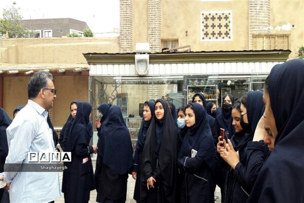 بازدید دانش‌آموزان دبیرستان عدالت شهر جوادآباد از برج علاءالدوله و مسجد جامع ورامین