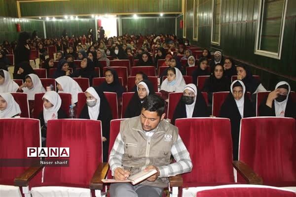 تقدیر از رتبه‌‌های برتر فرهنگی هنری دختران  ناحیه ۲ یزد