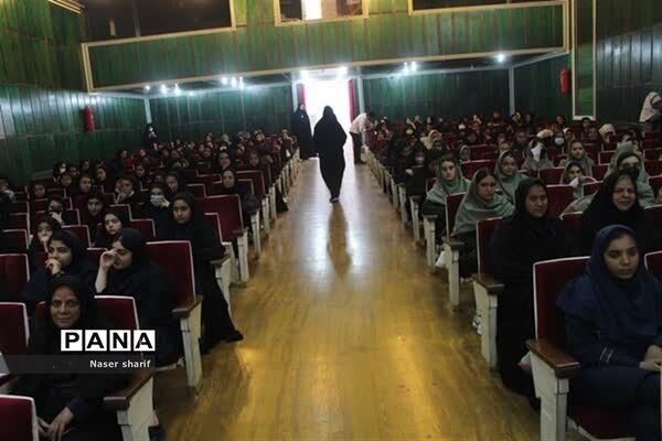 تقدیر از رتبه‌‌های برتر فرهنگی هنری دختران  ناحیه ۲ یزد