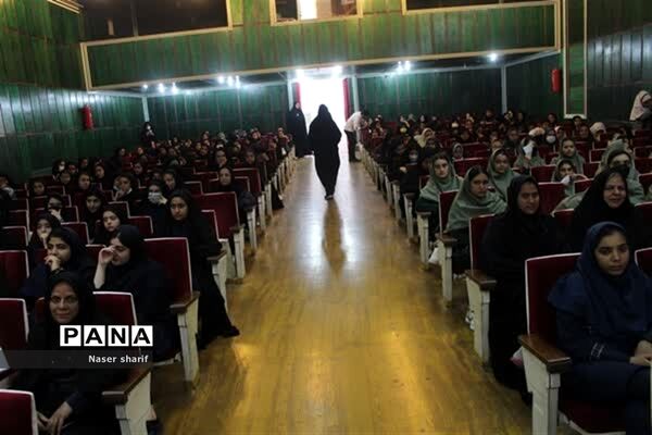 تقدیر از رتبه‌‌های برتر فرهنگی هنری دختران  ناحیه ۲ یزد