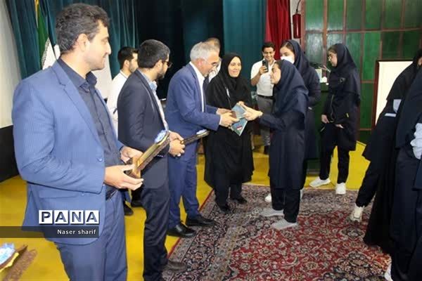تقدیر از رتبه‌‌های برتر فرهنگی هنری دختران  ناحیه ۲ یزد