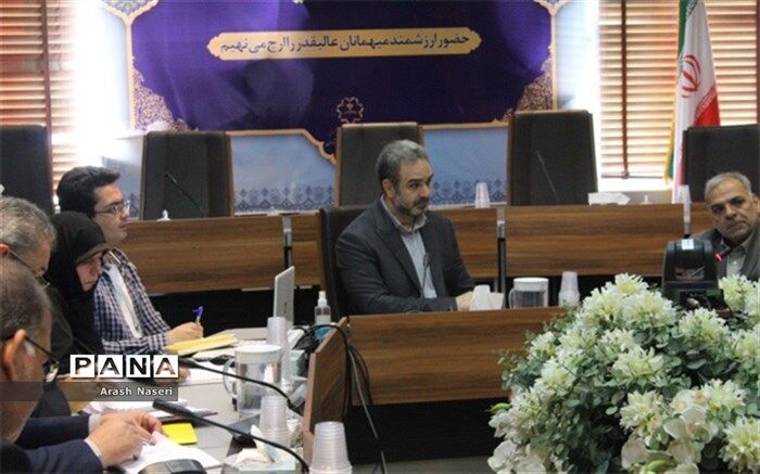 معلمان پایه جامعه‌سازی ایران هستند