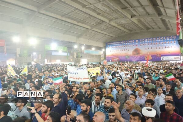 شرکت فرهنگیان و دانش آموزان بهبهانی در مراسم استقبال از رئیس جمهور در اهواز