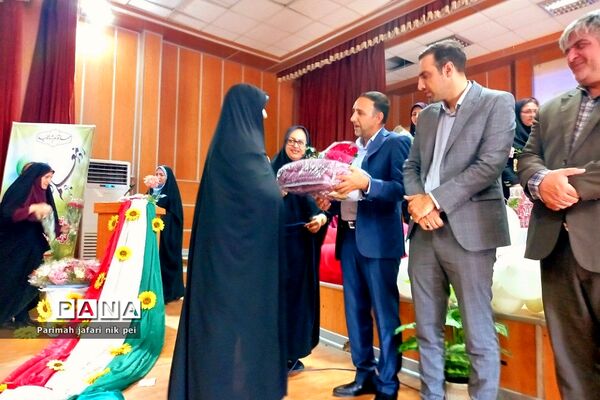 آیین تجلیل از برگزیدگان علمی و مقام شامخ معلم دبیرستان شهیدزهره‌وند شهرستان قرچک