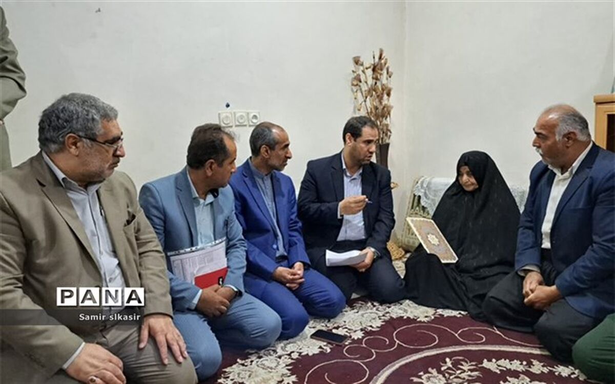 سرپرست وزارت آموزش و پرورش با خانواده شهید جعفریان دیدار  کرد