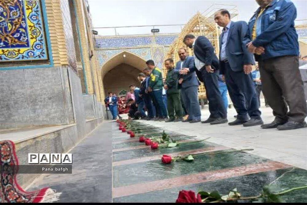 عطرافشانی و گلباران گلزار شهدای بقعه امامزاده عبدالله (ع) و حسینیه  میانگاه بافق