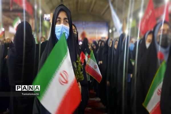 دیدار دانش آموزان مدرسه تمام تشکیلاتی پابنده ناحیه یک اهواز با آیت الله رئیسی  در مصلی اهواز