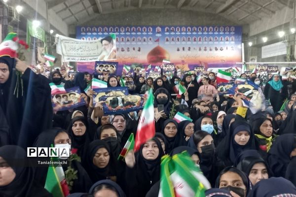 دیدار دانش آموزان مدرسه تمام تشکیلاتی پابنده ناحیه یک اهواز با آیت الله رئیسی  در مصلی اهواز