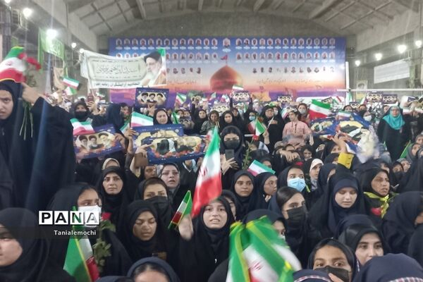 دیدار دانش آموزان مدرسه تمام تشکیلاتی پابنده ناحیه یک اهواز با آیت الله رئیسی  در مصلی اهواز