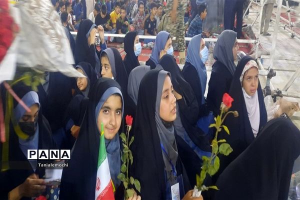 دیدار دانش آموزان مدرسه تمام تشکیلاتی پابنده ناحیه یک اهواز با آیت الله رئیسی  در مصلی اهواز