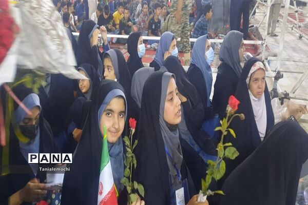 دیدار دانش آموزان مدرسه تمام تشکیلاتی پابنده ناحیه یک اهواز با آیت الله رئیسی  در مصلی اهواز