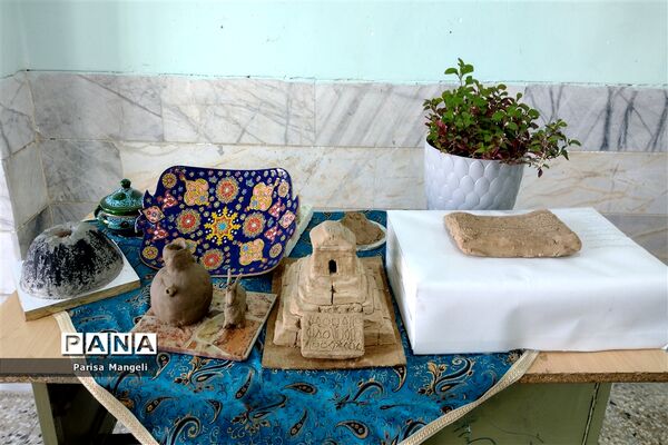 برگزاری نمایشگاه سازه های دستی درس مطالعات اجتماعی در دبیرستان توحید خاتم