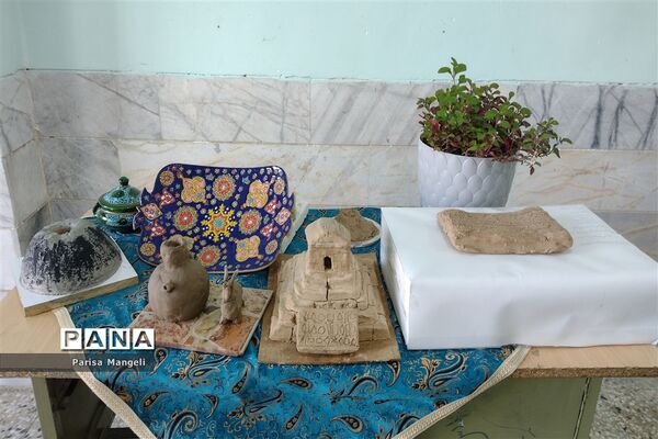 برگزاری نمایشگاه سازه های دستی درس مطالعات اجتماعی در دبیرستان توحید خاتم
