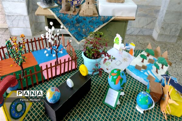 برگزاری نمایشگاه سازه های دستی درس مطالعات اجتماعی در دبیرستان توحید خاتم