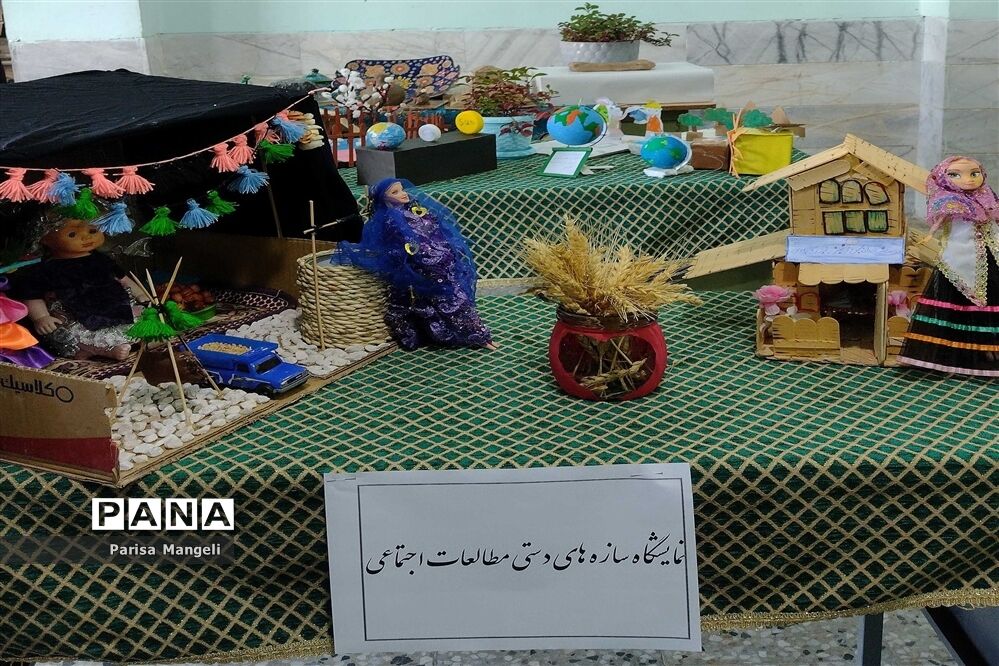 برگزاری نمایشگاه سازه های دستی درس مطالعات اجتماعی در دبیرستان توحید خاتم