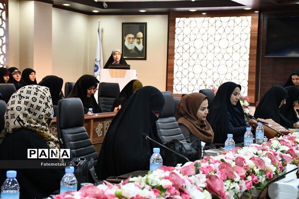 دیدار بانوان نخبه خوزستانی با معاون رئیس‌جمهوری در امور زنان و خانواده