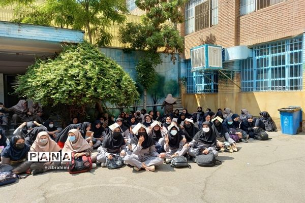 اردوی درون مدرسه دبیرستان عبدالله رهنما منطقه ۱۵