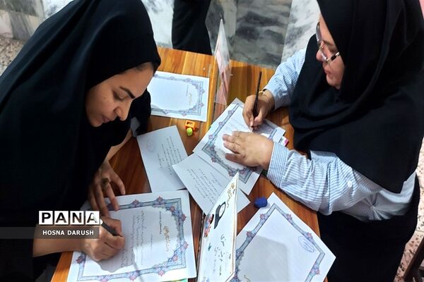 جشنواره دست نوشته‌های طلایی در دبستان شهدای فرهنگی ناحیه۷مشهد