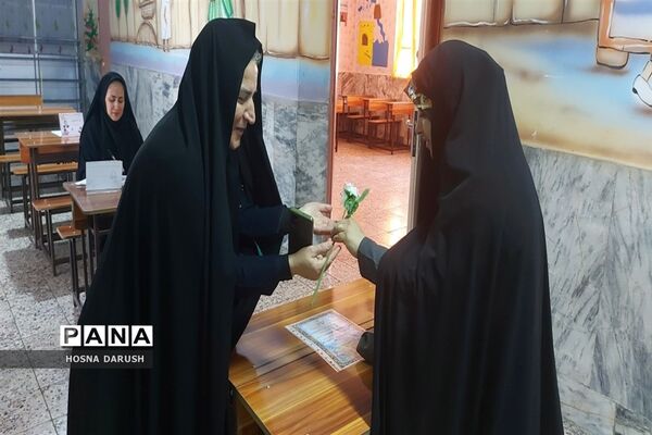 جشنواره دست نوشته‌های طلایی در دبستان شهدای فرهنگی ناحیه۷مشهد