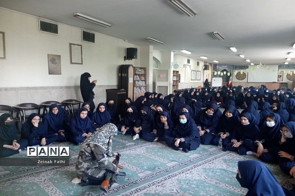 آموزش کار با اسلحه به دانش‌آموزان دختر منطقه ۱۴