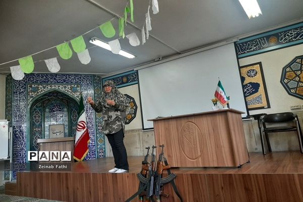 آموزش کار با اسلحه به دانش‌آموزان دختر منطقه ۱۴