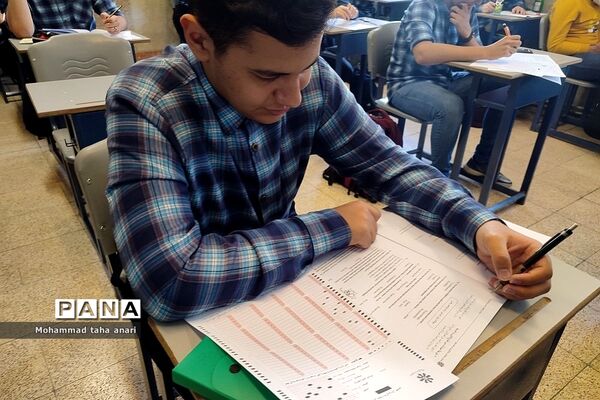 امتحان‌ پایش عملکرد مدارس سمپاد و شبه‌نهایی در دبیرستان شهید بهشتی رودهن