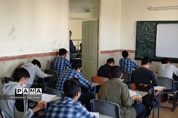 امتحان‌ پایش عملکرد مدارس سمپاد و شبه‌نهایی در دبیرستان شهید بهشتی رودهن