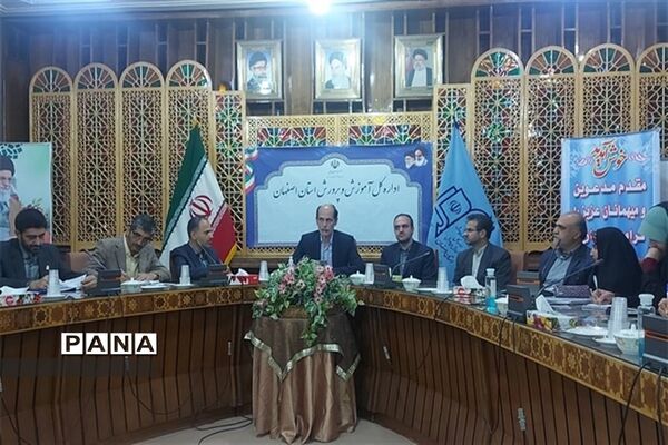 نشست مدیرکل آموزش و پرورش استان اصفهان با دانش‌آموزان عضو تشکل‌های دانش‌آموزی